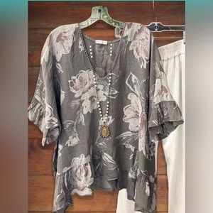 Sassy Grace Boutique top size 2x but fits like a 1x